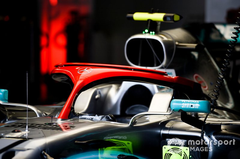 L'Halo rosso su una Mercedes AMG F1 W10, nel garage