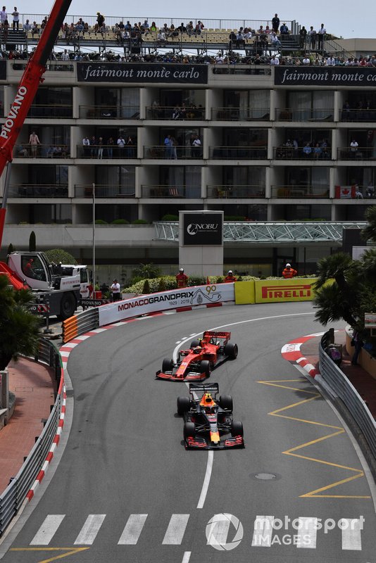 Pierre Gasly, Red Bull Racing RB15, precede Charles Leclerc, Ferrari SF90