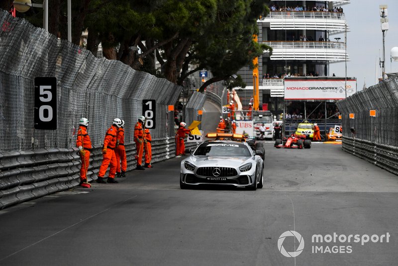La voiture de sécurité mène le peloton