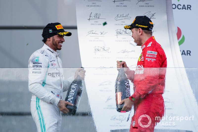 Lewis Hamilton, Mercedes AMG F1, secondo, e Sebastian Vettel, Ferrari, terzo, sul podio