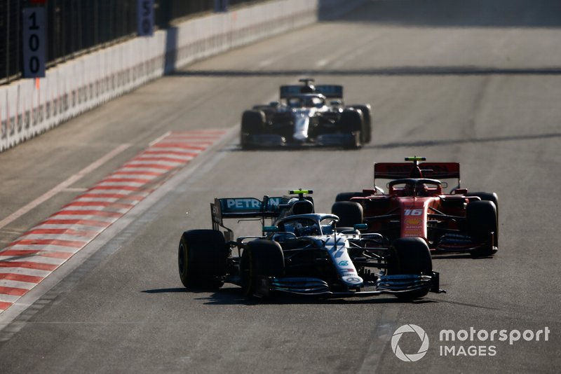 Valtteri Bottas, Mercedes AMG W10, precede Charles Leclerc, Ferrari SF90, e Lewis Hamilton, Mercedes AMG F1 W10