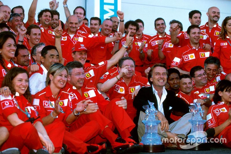 Michael Schumacher, Ferrari, fête sa victoire et son cinquième titre mondial avec Jean Todt, directeur Ferrari, Luca Di Montezemolo, président Ferrari, Ross Brawn, directeur technique Ferrari, et les membres de l'équipe
