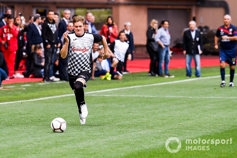 Mick Schumacher jugando a fútbol