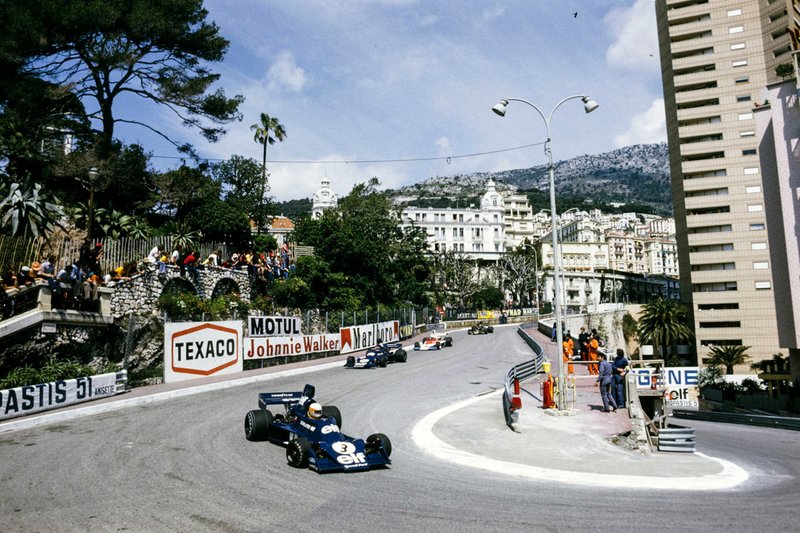 Jody Scheckter, Tyrrell 007 Ford davanti al compagno di squadra Patrick Depailler, Tyrrell 007 Ford, Mark Donohue, Penske PC Ford, e Ronnie Peterson, Lotus 72E