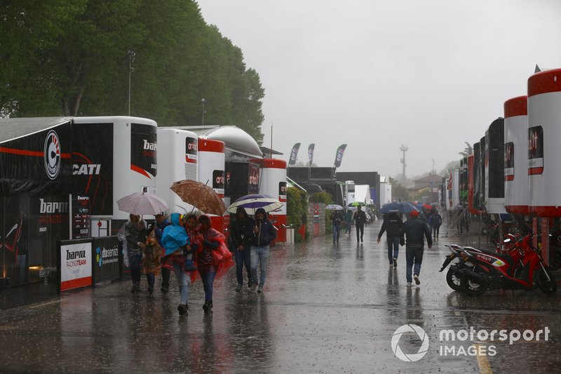Lluvia en el paddock