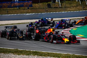 Pierre Gasly, Red Bull Racing RB15, leads Romain Grosjean, Haas F1 Team VF-19, Kevin Magnussen, Haas F1 Team VF-19, Daniil Kvyat, Toro Rosso STR14, Alexander Albon, Toro Rosso STR14, and Carlos Sainz Jr., McLaren MCL34