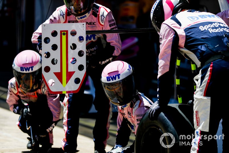 Mekanik Racing Point bersiap melakukan pit stop