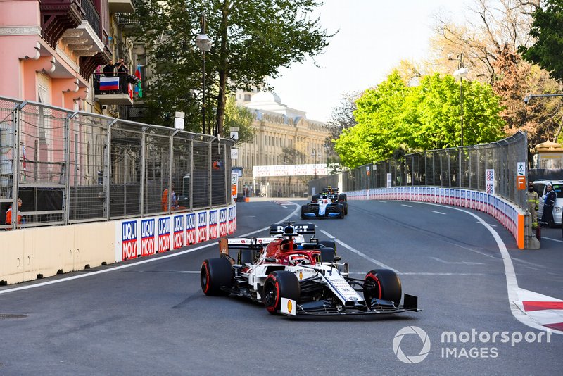 Kimi Raikkonen, Alfa Romeo Racing C38, precede George Russell, Williams Racing FW42, Robert Kubica, Williams FW42, e Pierre Gasly, Red Bull Racing RB15