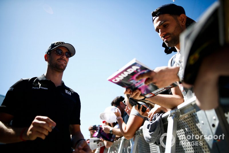 Romain Grosjean, Haas F1, signe un autographe