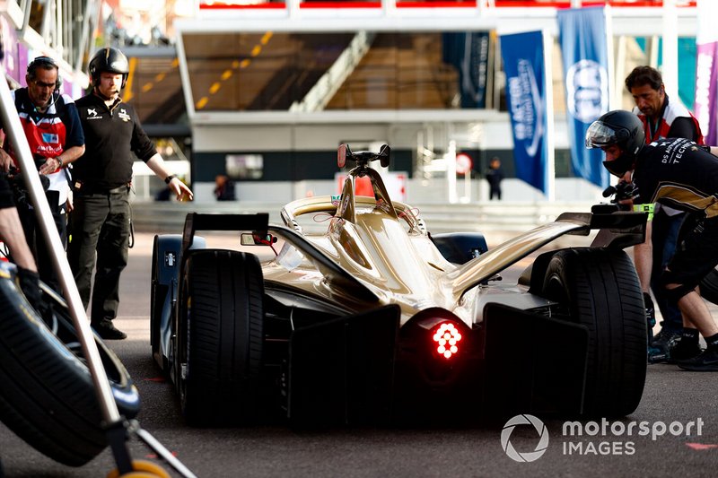 Jean-Eric Vergne, DS TECHEETAH, DS E-Tense FE19 in the pit lane