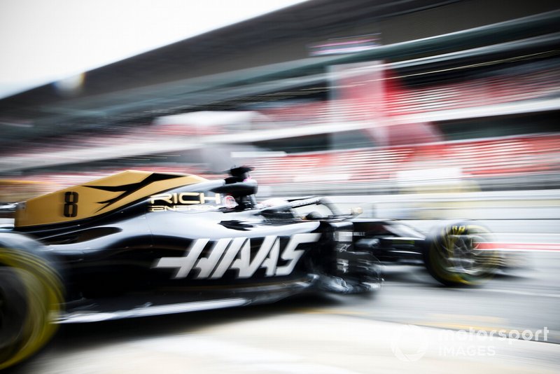 Romain Grosjean, Haas F1 Team VF-19, sort du garage