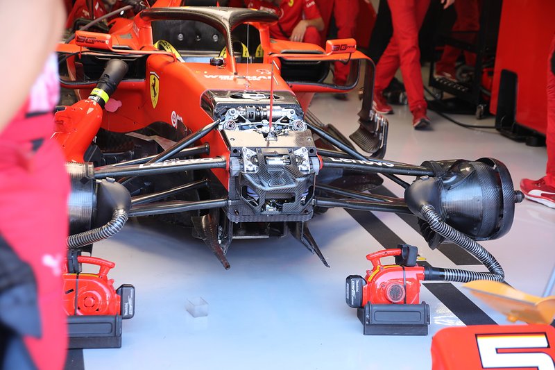 Ferrari SF90, dettaglio della sospensione anteriore