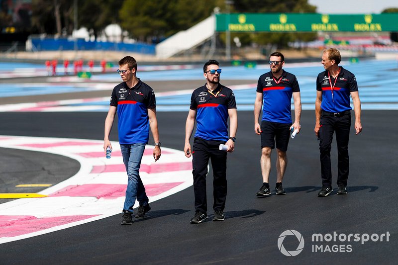 Daniil Kvyat, Toro Rosso walks the track