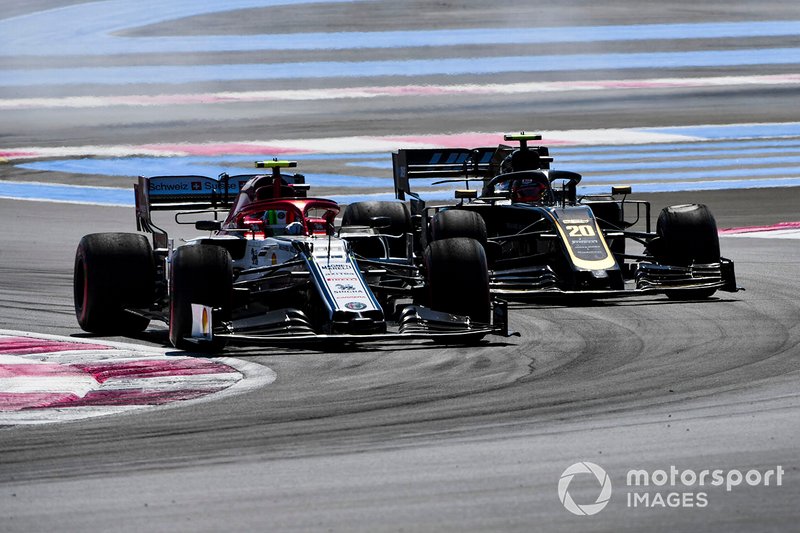 Antonio Giovinazzi, Alfa Romeo Racing C38, devant Kevin Magnussen, Haas F1 Team VF-19