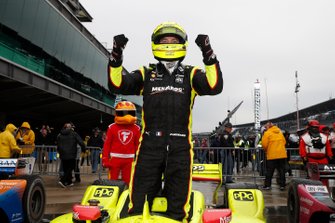 Le vainqueur Simon Pagenaud, Team Penske Chevrolet