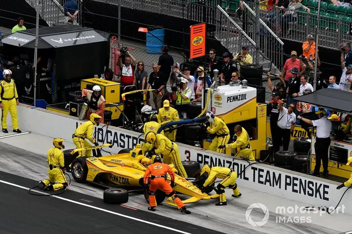 Helio Castroneves, Team Penske Chevrolet pit stop