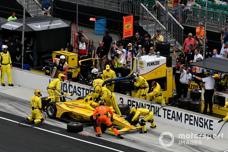 Helio Castroneves, Team Penske Chevrolet pit stop