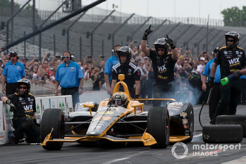 Sage Karam, Dreyer & Reinbold Racing Chevrolet, in pit stop competition.