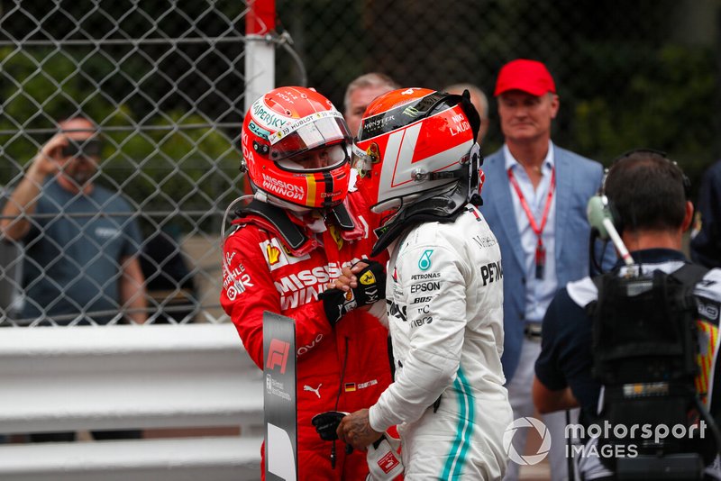 Lewis Hamilton, Mercedes AMG F1, prima posizione, riceve le congratulazioni di Sebastian Vettel, Ferrari, seconda posizione