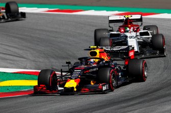 Pierre Gasly, Red Bull Racing RB15, voor Antonio Giovinazzi, Alfa Romeo Racing C38