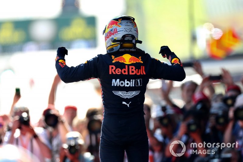 Ganador de la carrera Max Verstappen, Red Bull Racing celebra en Parc Ferme