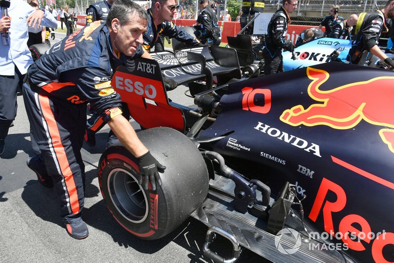 Pierre Gasly, Red Bull Racing RB15, arrives on the grid