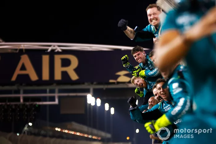 El equipo Aston Martin anima a Fernando Alonso, Aston Martin AMR23, 3ª posición, en la línea de meta.