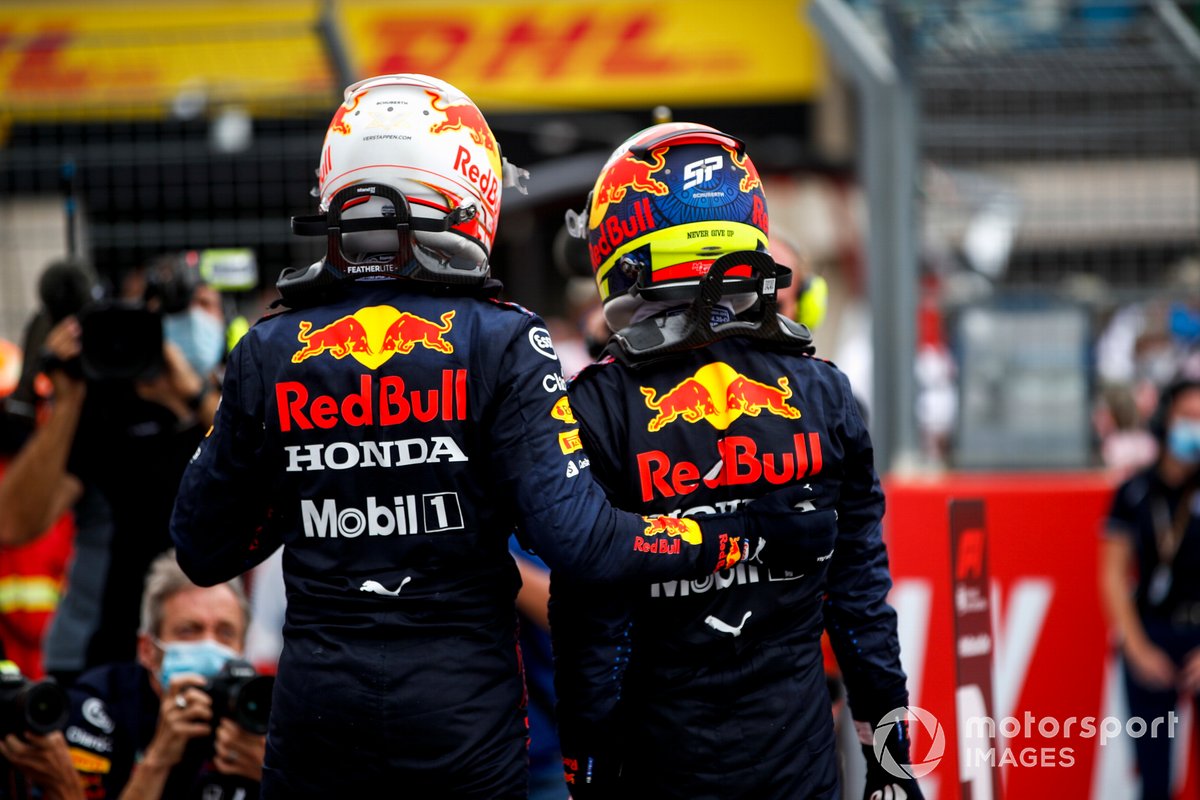Ganador Max Verstappen, Red Bull Racing y el segundo lugar Sergio Pérez, Red Bull Racing celebran en Parc Ferme