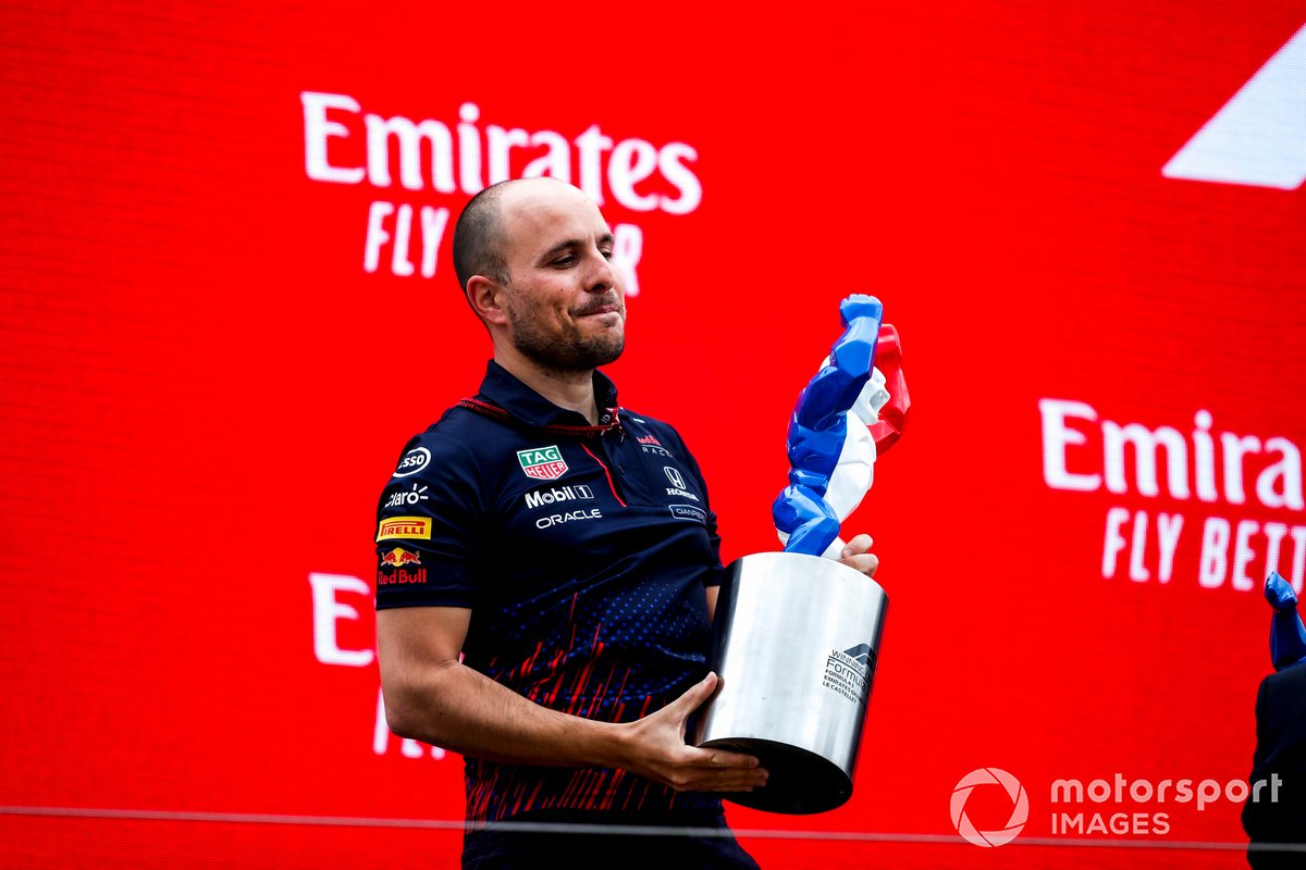 Gianpiero Lambiase, ingegnere di pista, Red Bull Racing, con il trofeo Costruttori