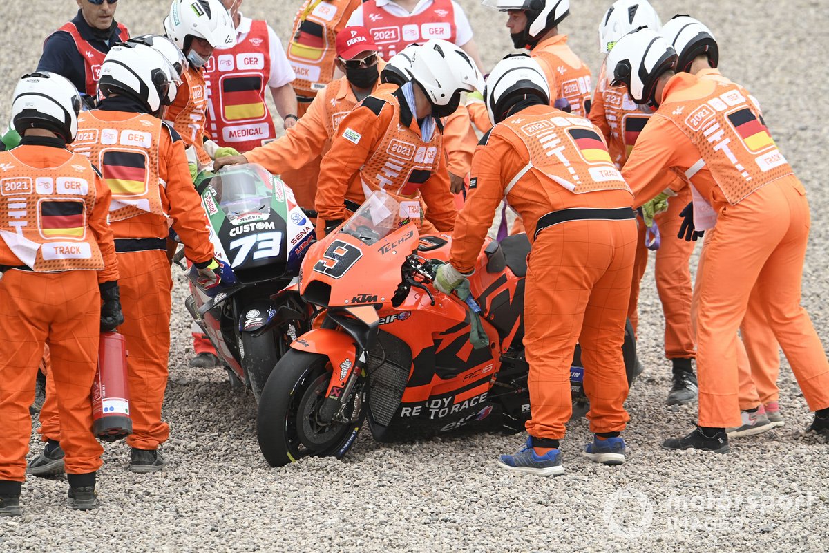 Moto di Danilo Petrucci, KTM Tech3 and Alex Marquez, Team LCR Honda dopo l'incidente