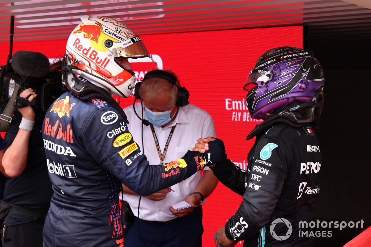 Max Verstappen, Red Bull Racing, 1° classificato, e Sir Lewis Hamilton, Mercedes, 2° classificato, si congratulano a vicenda nel Parco Chiuso