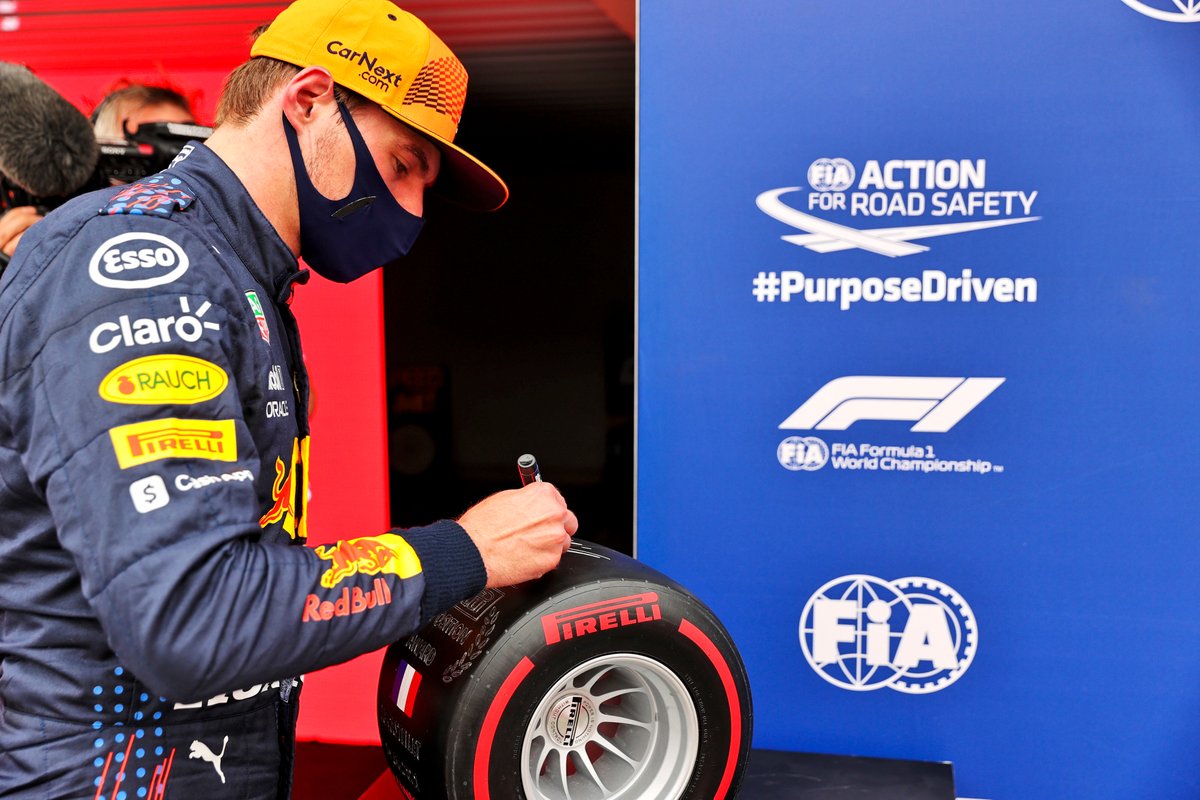 Pole Sitter Max Verstappen, Red Bull Racing con il premio Pirelli Pole Position