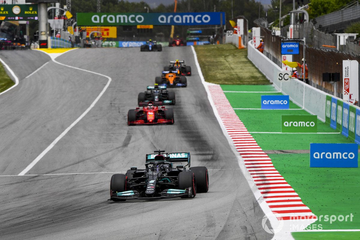 Lewis Hamilton, Mercedes W12, Charles Leclerc, Ferrari SF21, e Valtteri Bottas, Mercedes W12