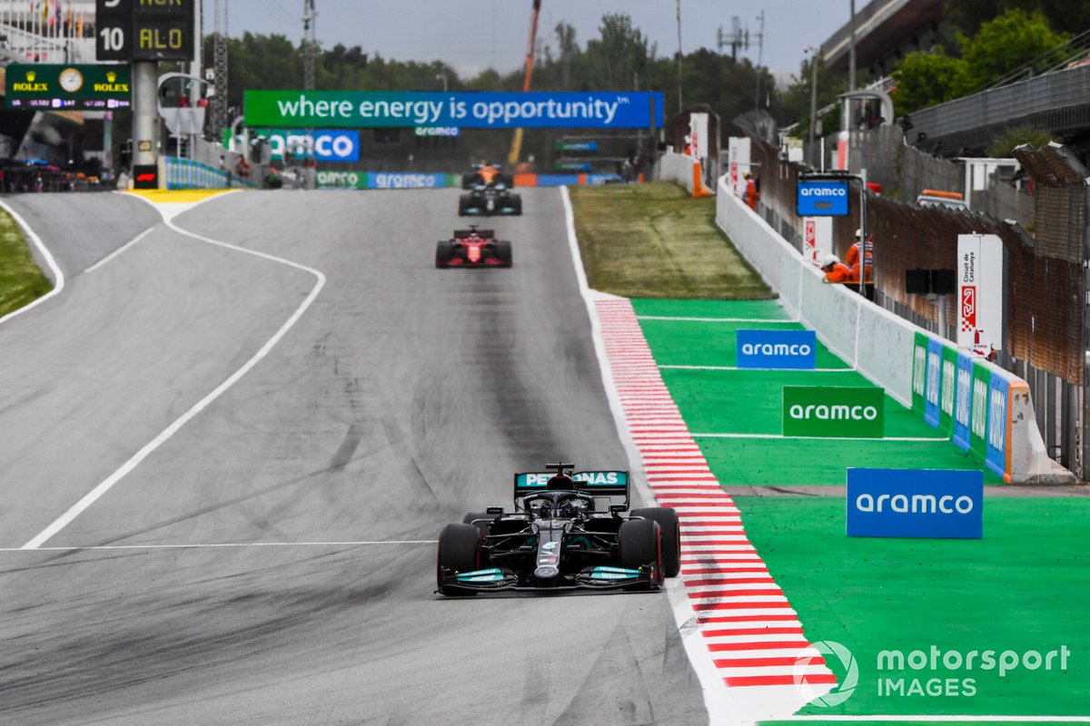 Lewis Hamilton, Mercedes W12, Charles Leclerc, Ferrari SF21, e Valtteri Bottas, Mercedes W12