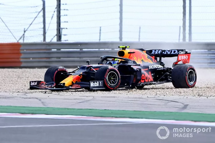 El despiste de Sergio Pérez, Red Bull Racing RB16B, en la clasificación de Portimao