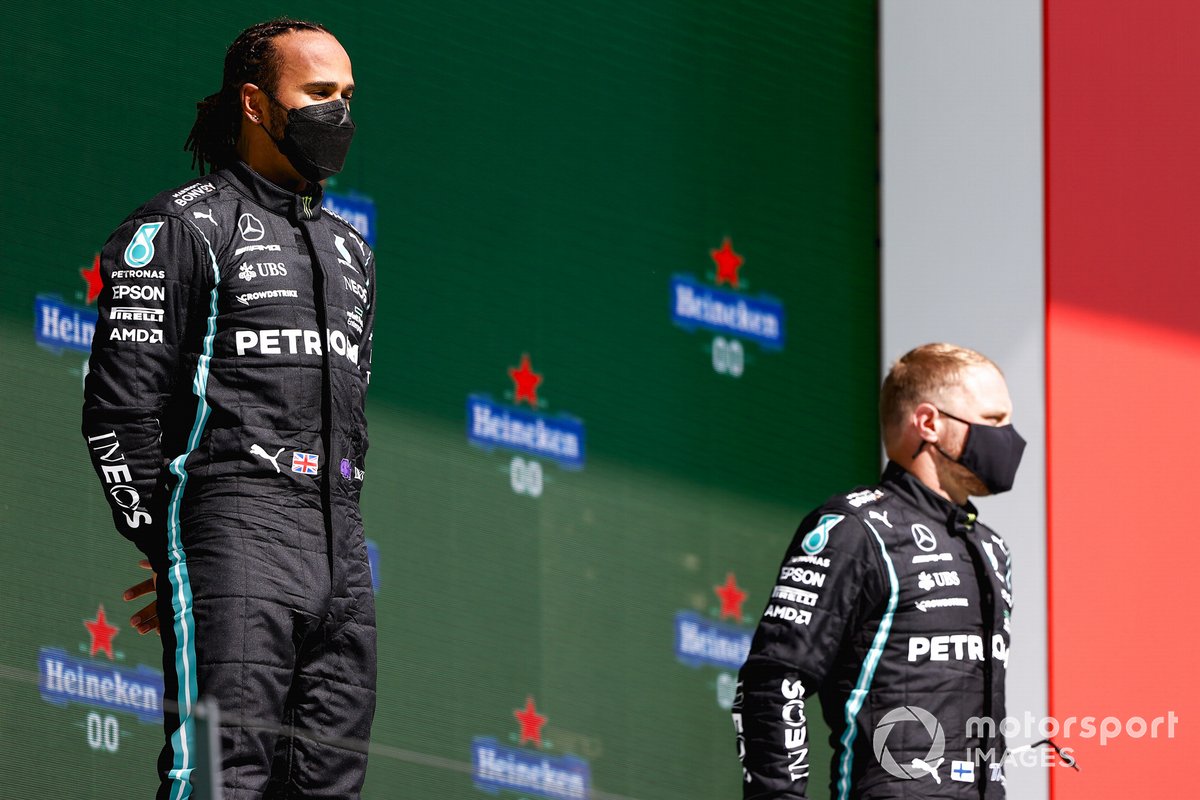 Lewis Hamilton, Mercedes, primo classificato, e Valtteri Bottas, Mercedes, terzo classificato, sul podio
