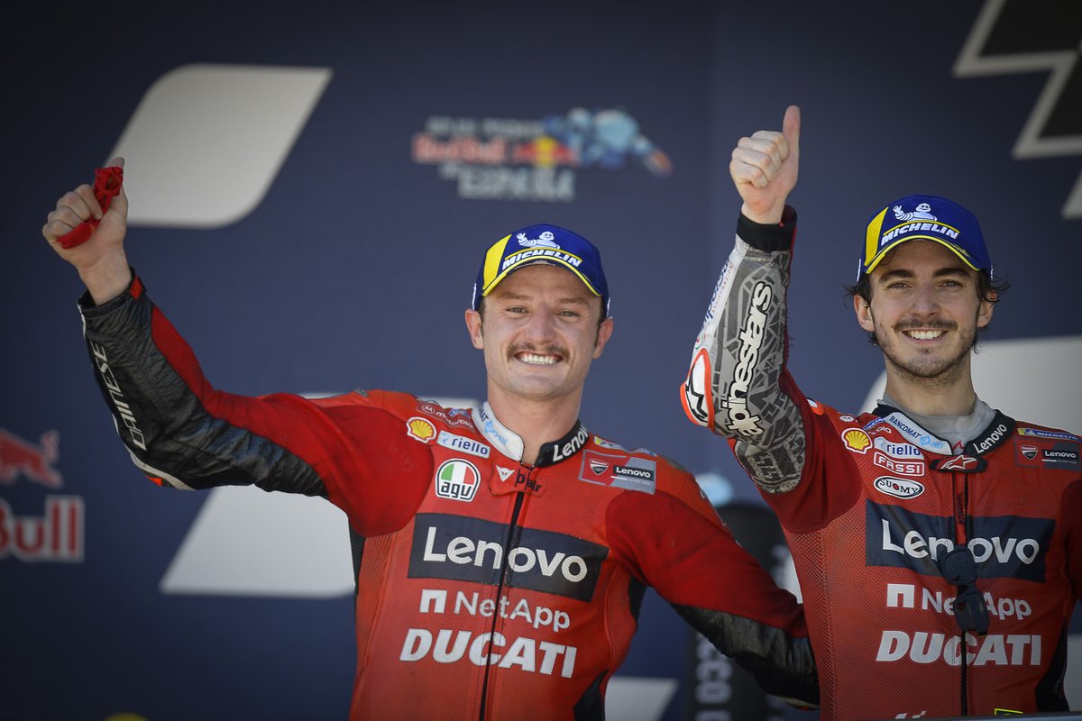 Ganador de la carrera Jack Miller, Ducati Team celebra con el segundo lugar Francesco Bagnaia, Ducati Team