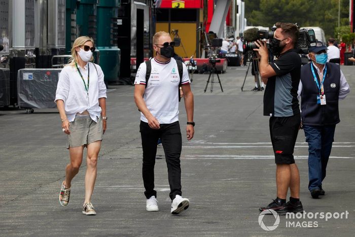 Valtteri Bottas, Mercedes, con su novia, Tiffany Cromwell