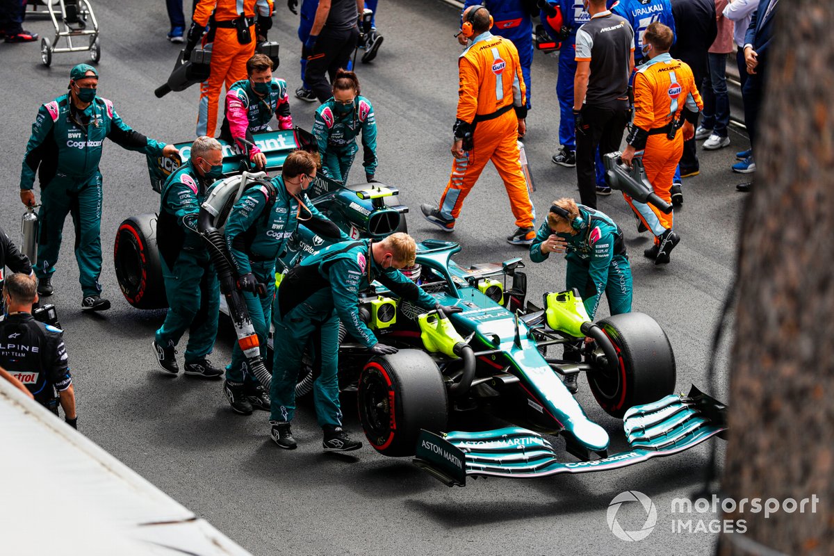 Sebastian Vettel, Aston Martin AMR21, sulla griglia di partenza