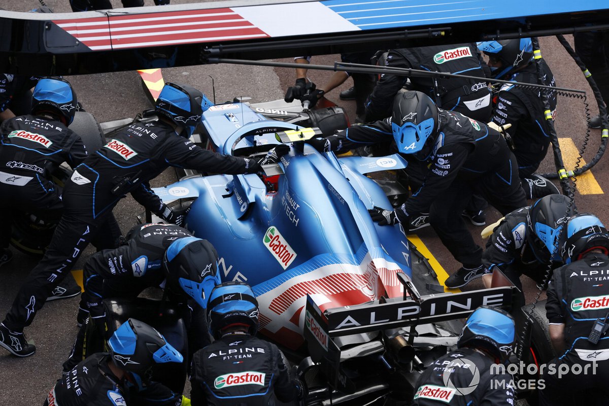 Esteban Ocon, Alpine A521, makes a stop