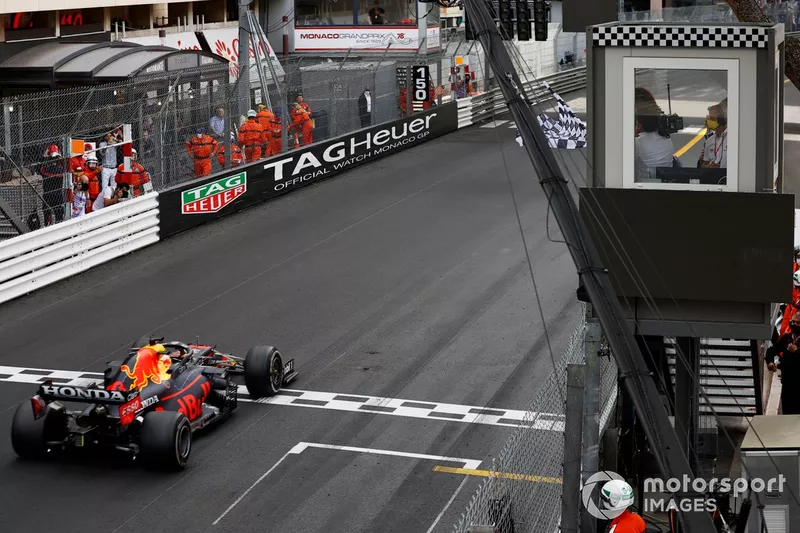 Ganador Max Verstappen, Red Bull Racing RB16B, toma la bandera a cuadros mientras ondea la bandera la estrella del tenis Serena Williams