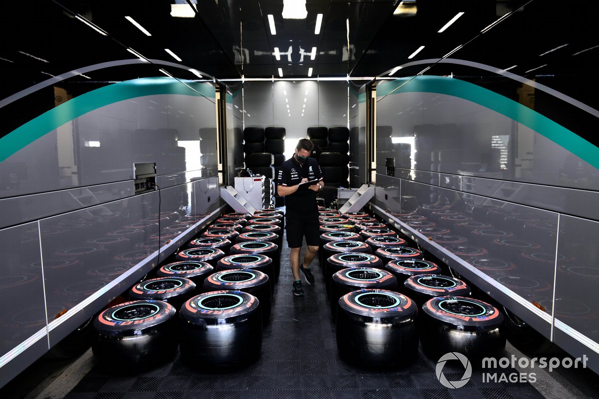 Seorang staf tengah mengecek ban Pirelli untuk Formula 1. 