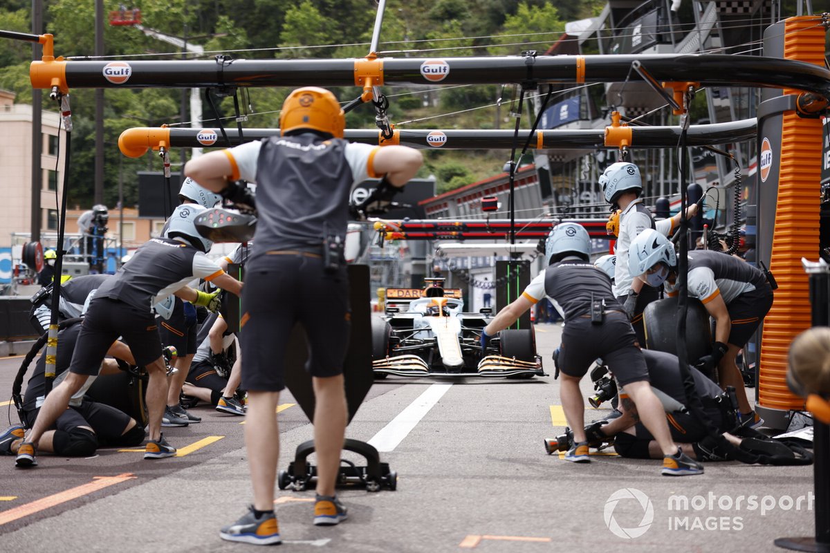 Daniel Ricciardo, McLaren MCL35M, ai box