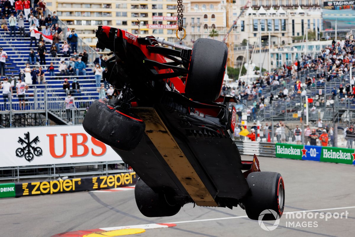 Auto di Charles Leclerc, Ferrari SF21, viene portata via