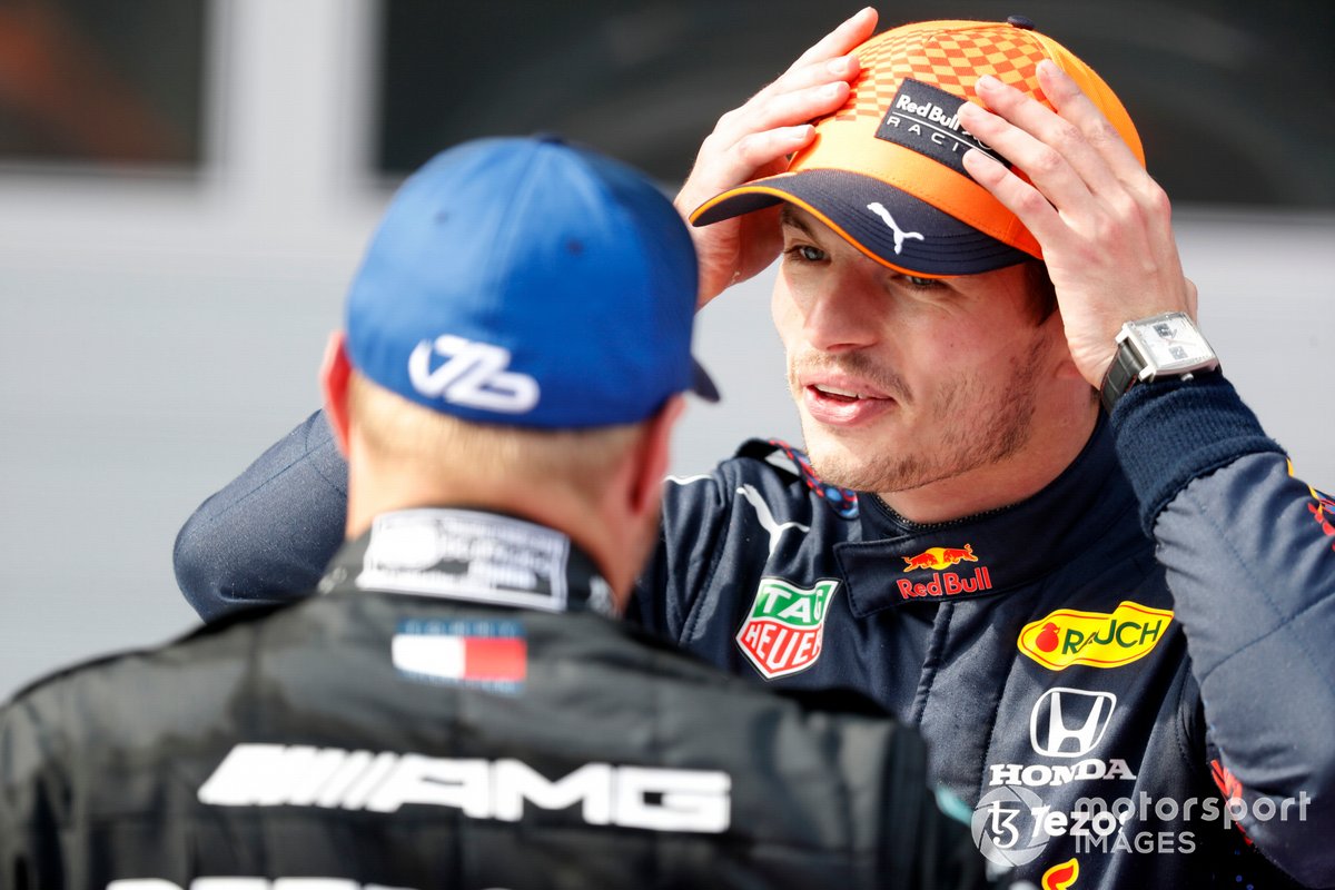 Segundo lugar Valtteri Bottas, Mercedesa, y el ganador Max Verstappen, Red Bull Racing, en Parc Ferme