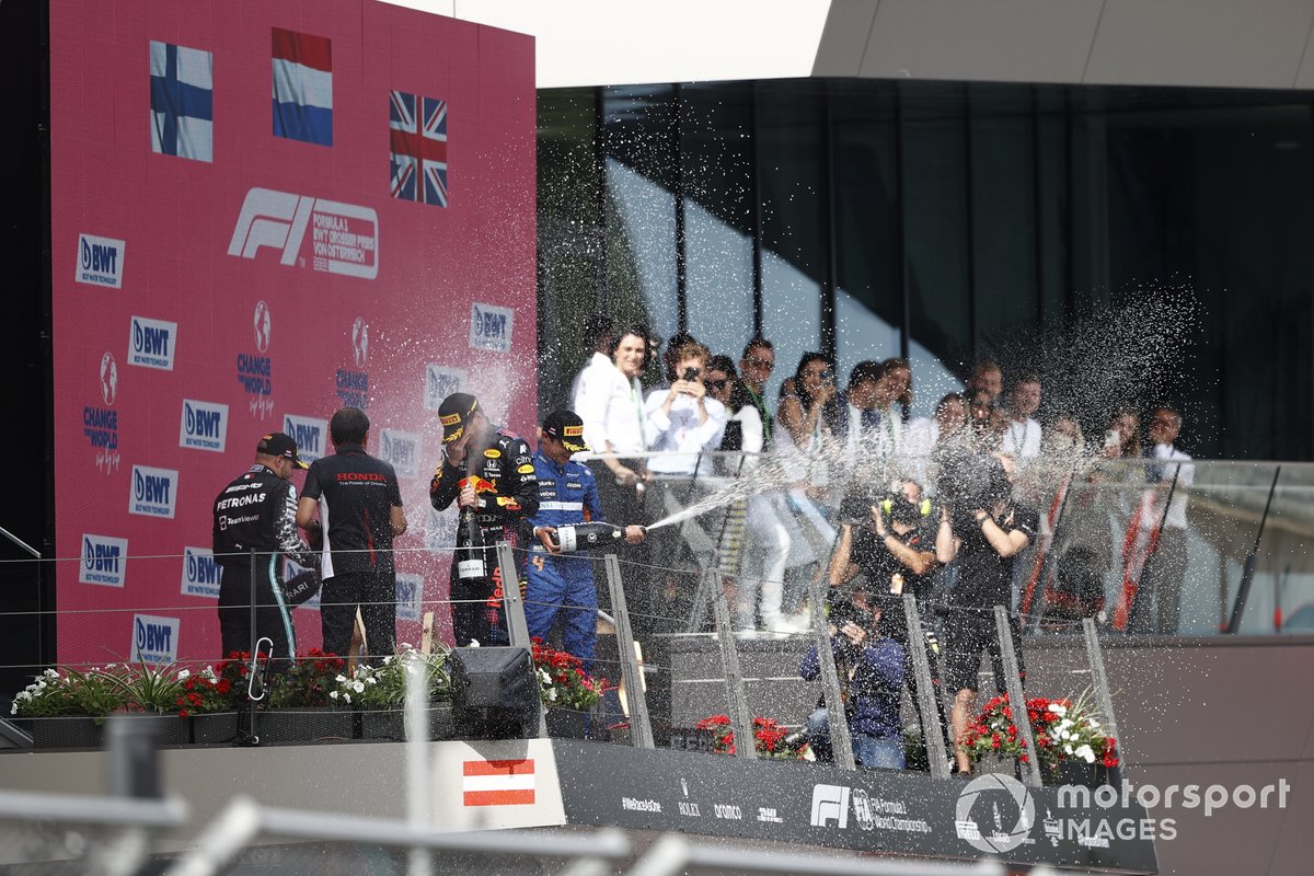 Podio: segundo lugar Valtteri Bottas, Mercedes, Toyoharu Tanabe, Director técnico F1 Honda, ganador Max Verstappen, Red Bull Racing , tercer lugar Lando Norris, McLaren