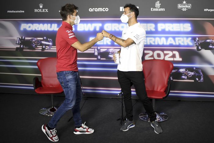 Charles Leclerc, Ferrari, Daniel Ricciardo, McLaren en la conferencia de prensa