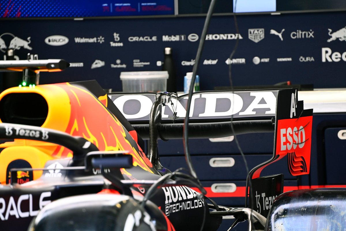 Detalle del alerón trasero del Red Bull Racing RB16B