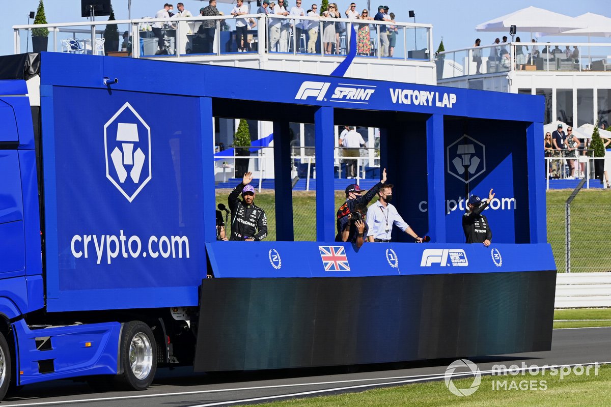 Primer lugar de la carrera Sprint Max Verstappen, Red Bull Racing, segundo lugar Lewis Hamilton, Mercedes y el tercer lugar Valtteri Bottas, Mercedes, recorren el circuito en el camión de la vuelta de la victoria tras la clasificación Sprint