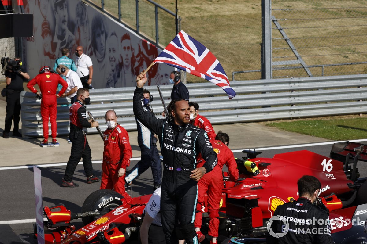 Lewis Hamilton, Mercedes, primo classificato, festeggia dopo la gara sventolando la bandiera della Gran Bretagna